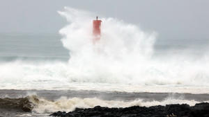22.09.2019, Südkorea, Jeju: Hohe Wellen brechen an der Küste, während sich der Taifun Tapah dem Land nähert. Foto: -/YNA/dpa +++ dpa-Bildfunk +++