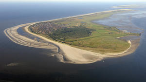 ARCHIV - 22.07.2013, Niedersachsen, Langeoog: Die Luftaufnahme zeigt die ostfriesische Insel Langeoog (Niedersachsen) im Nationalpark Niedersächsisches Wattenmeer. Die neue IPCC-Studie zeigt auf, dass die menschengemachte Erderwärmung Meere und Eismassen auf unserem Planeten massiv schädigt und dass dies unwiderrufliche Folgen mit sich bringt. So könnten Küstenstreifen und Inseln unbewohnbar werden. Foto: Ingo Wagner/dpa +++ dpa-Bildfunk +++