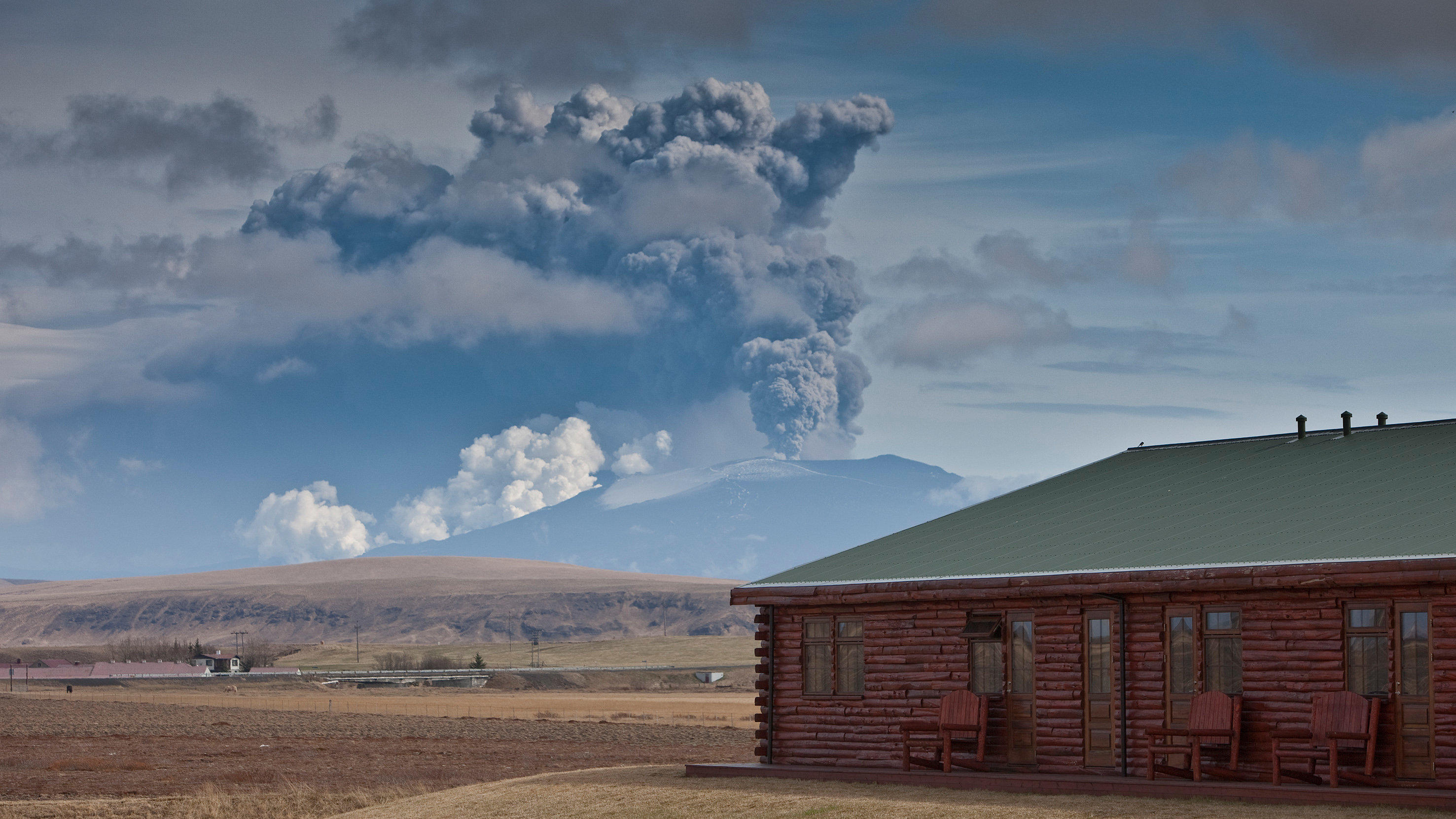 ARCHIV - 18.03.2015, Island, ---: Der Eyjafjallajökull spuckt Rauch in die Atmosphäre - vor fünf Jahren legte der Vulkan den europäischen Flugverkehr lahm.(zu dpa-Story: 