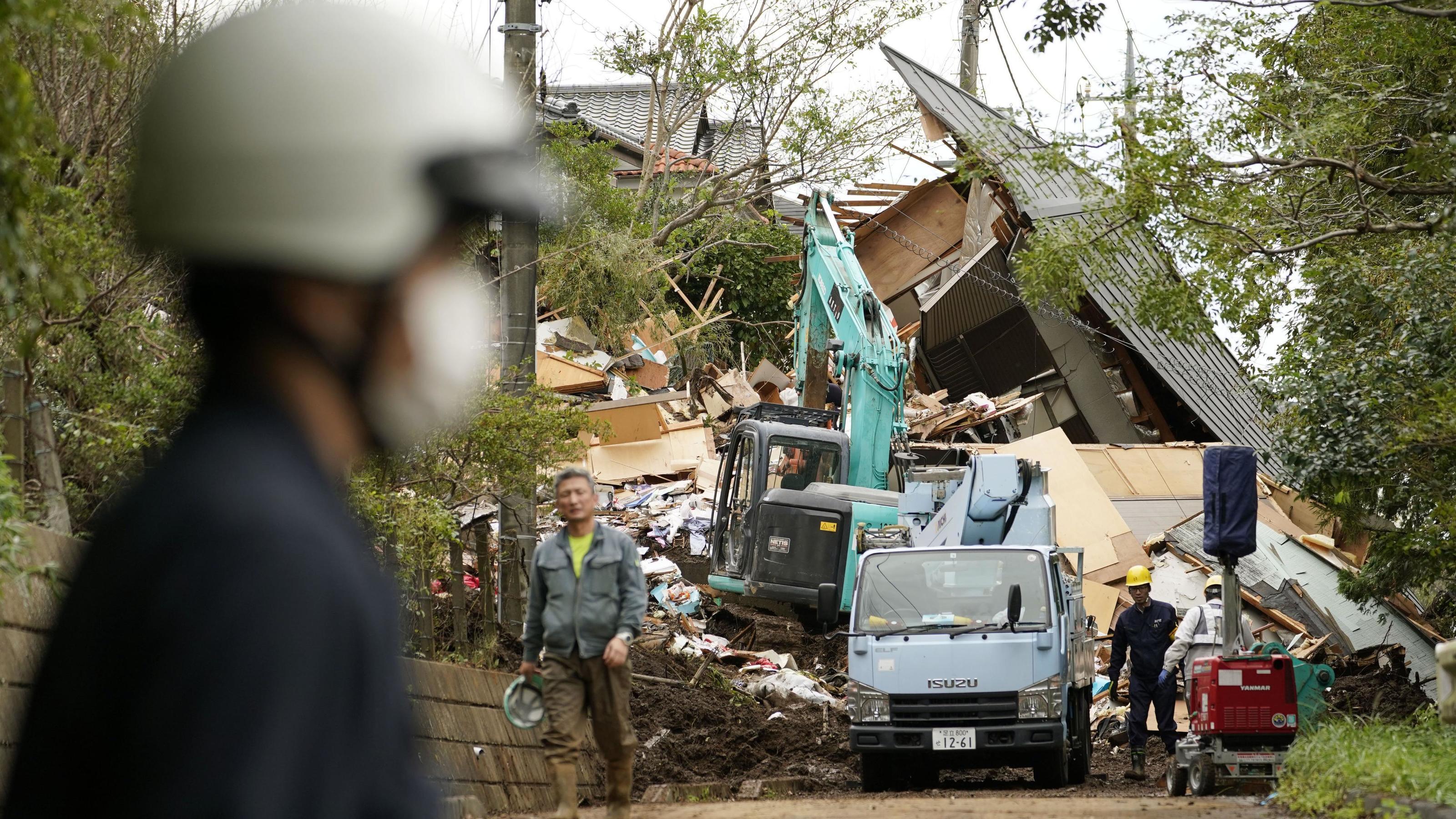 News Bilder des Tages Torrential rain in eastern Japan Photo taken Oct. 26, 2019, shows a house in Chiba, eastern Japan, destroyed by a landslide caused by torrential rain. PUBLICATIONxINxGERxSUIxAUTxHUNxONLY