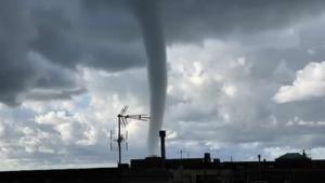 Tornadoalarm - riesige Wasserhose an der Küste Genua - Norditalien