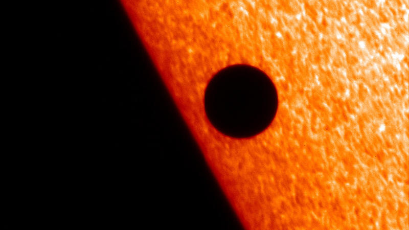 HANDOUT - 17.10.2019, ---: Dieses Bild von Merkur, der vor der Sonne vorbeizieht, wurde mit dem optischen Weltraumteleskop Hinode aufgenommen. Herausragendes astronomisches Ereignis ist in diesem Monat der Merkurtransit am 11. November 2019. Foto: Hi