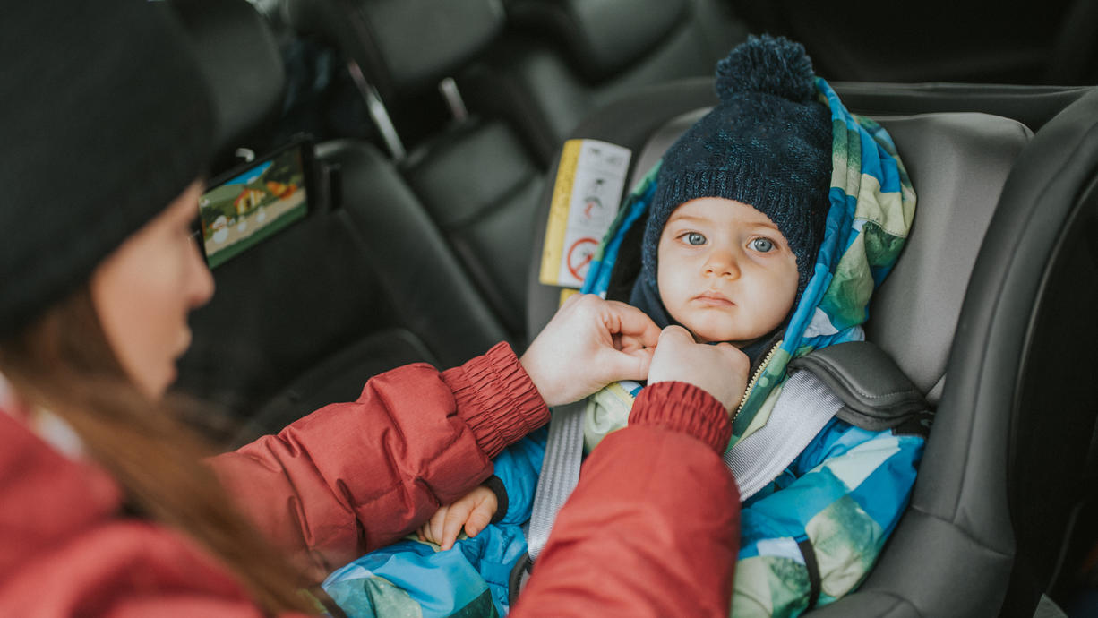 Lassen Sie und Ihr Kind die dicke Jacke im Auto an? Achtung, das kann gefährlich werden. Wir zeigen, was Sie unbedingt beachten sollten.