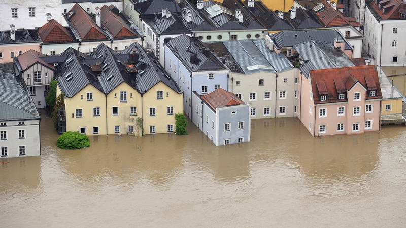 ARCHIV - Hochwasser herrscht am 03.06.2013 in Passau (Bayern). Laut einer jährlichen repräsentativen Umfrage der R+V Versicherung fürchten sich die Deutschen am meisten vor steigenden Lebenshaltungskosten, Naturkatastrophen und dem Pflegefall im Alte