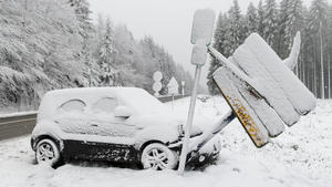 dpatopbilder - 18.11.2019, Belgien, Waimes: Ein Auto ist von der Fahrbahn abgekommen und gegen ein Verkehrsschild gefahren. Der erste Schnee fiel im Naturpark Hohes Venn. Foto: Nicolas Lambert/BELGA/dpa +++ dpa-Bildfunk +++