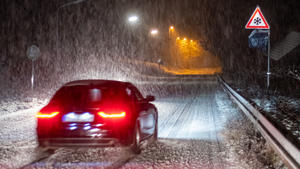 18.11.2019, Nordrhein-Westfalen, Meinerzhagen: Ein Auto fährt über eine schneebedeckte Straße. Foto: Markus Klümper/dpa +++ dpa-Bildfunk +++