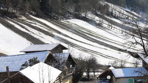 Ein Zug mit 250 Passagieren musste in Bad Gastein gestoppt werden. Es mussten Unterkünfte für Reisende geboten werden - Denn: Im Gasteinertal sei wegen der Unwetterlage kein Schienenersatzverkehr mit Bussen möglich. Zwischen Bischofshofen und Villach richteten die ÖBB für Fernzüge einen Ersatzverkehr über die Tauernautobahn ein. Fahrgäste mussten in diesem Bereich zunächst knapp 180 Minuten mehr Reisezeit einplanen. Durch mehrere Murenabgänge eine Schneise der Verwüstung - diese wird durch Anwohner geräumt. Ein Helikopter überprüft aktuell die Lage von oben. Badbruck - Murenabgänge hinterlassen Bild der Verwüstung *** A train with 250 passengers had to be stopped in Bad Gastein Accommodation for travellers had to be offered because in the Gastein valley, due to the storm situation, no replacement rail transport with buses xrlx