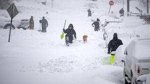 01.12.2019, USA, Duluth: Anwohner kämpfen sich durch den Schnee auf einer Straße und versuchen, diesen beiseite zu räumen. In verschiedenen Landesteilen der USA kommt es zur Zeit zu unerwartet hohen Schneefällen. Foto: Alex Kormann/Star Tribune/AP/dpa +++ dpa-Bildfunk +++