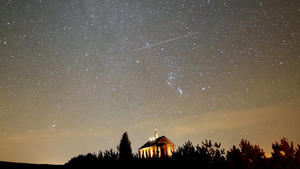 ARCHIV - 13.12.2017, Weißrussland, Zagorie: Sternschnuppen sind am nächtlichen Himmel zu sehen. Die Meteoriten gehören zu den Geminiden die alljährlich im Dezember am Nachthimmel zu beobachten sind. Foto: Sergei Grits/AP/dpa +++ dpa-Bildfunk +++