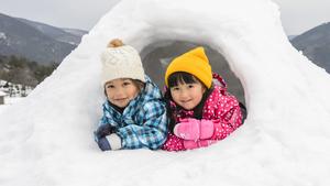 Kids playing in the snow PUBLICATIONxINxGERxSUIxAUTxHUNxONLY (rpyb001849)Kids Playing in The Snow PUBLICATIONxINxGERxSUIxAUTxHUNxONLY rpyb001849  