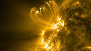 Ein besonderes Phänomen der Sonne sind Bögen und Schlaufen, die durch das Magnetfeld unseres Heimatsterns erzeugt werden. Wenn diese kollabieren, wird ebenfalls Sonnenmaterial ins All geschleudert.Die Verwendung des sendungsbezogenen Materials ist nur mit dem Hinweis und Verlinkung auf TVNOW gestattet.