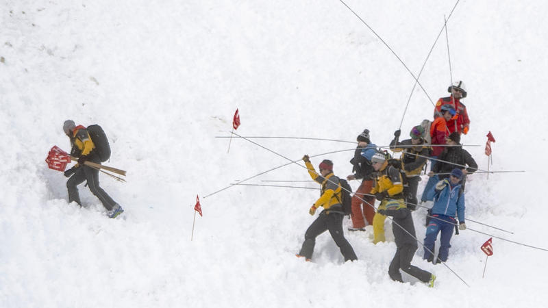 26.12.2019, Schweiz, Andermatt: Rettungskräfte sind auf der Suche nach Vermissten, nachdem im Kanton Uri eine gewaltige Lawine auf einer Skipiste niedergegangen ist. Sechs Skiläufer haben überlebt. Zwei von ihnen seien mit leichten Verletzungen aus d