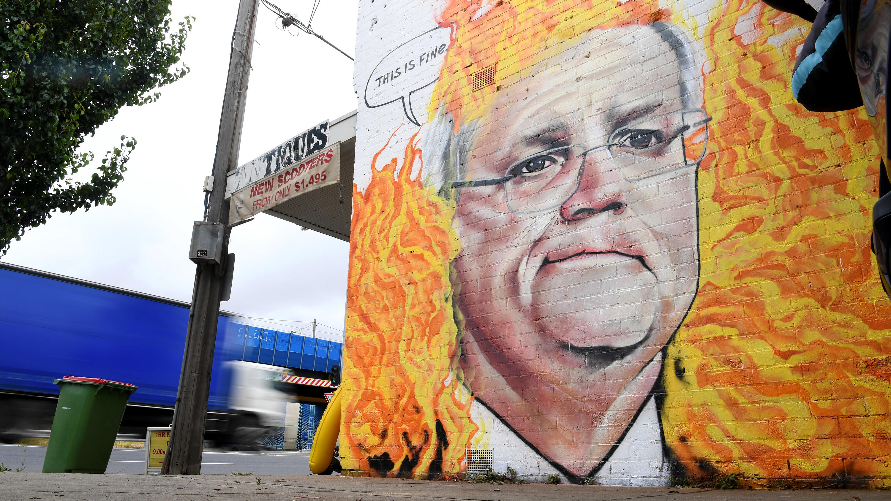 07.01.2020, Australien, Melbourne: Ein Wandgemälde, das den australischen Premierminister Morrison inmitten von Buschfeuerflammen zeigt ist in Tottenham zu sehen. Morrisons Umgang mit der australischen Buschfeuer-Krise wurde zusammen mit der Untätigkeit seiner Regierungen in Bezug auf den Klimawandel weithin kritisiert. Foto: James Ross/AAP/dpa +++ dpa-Bildfunk +++