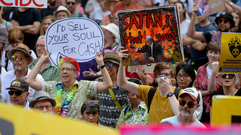Protesters hold placards during a climate change rally in Sydney, Australia, January 10, 2020. AAP Image/Paul Braven/via REUTERS  ATTENTION EDITORS - THIS IMAGE WAS PROVIDED BY A THIRD PARTY. NO RESALES. NO ARCHIVE. AUSTRALIA OUT. NEW ZEALAND OUT.