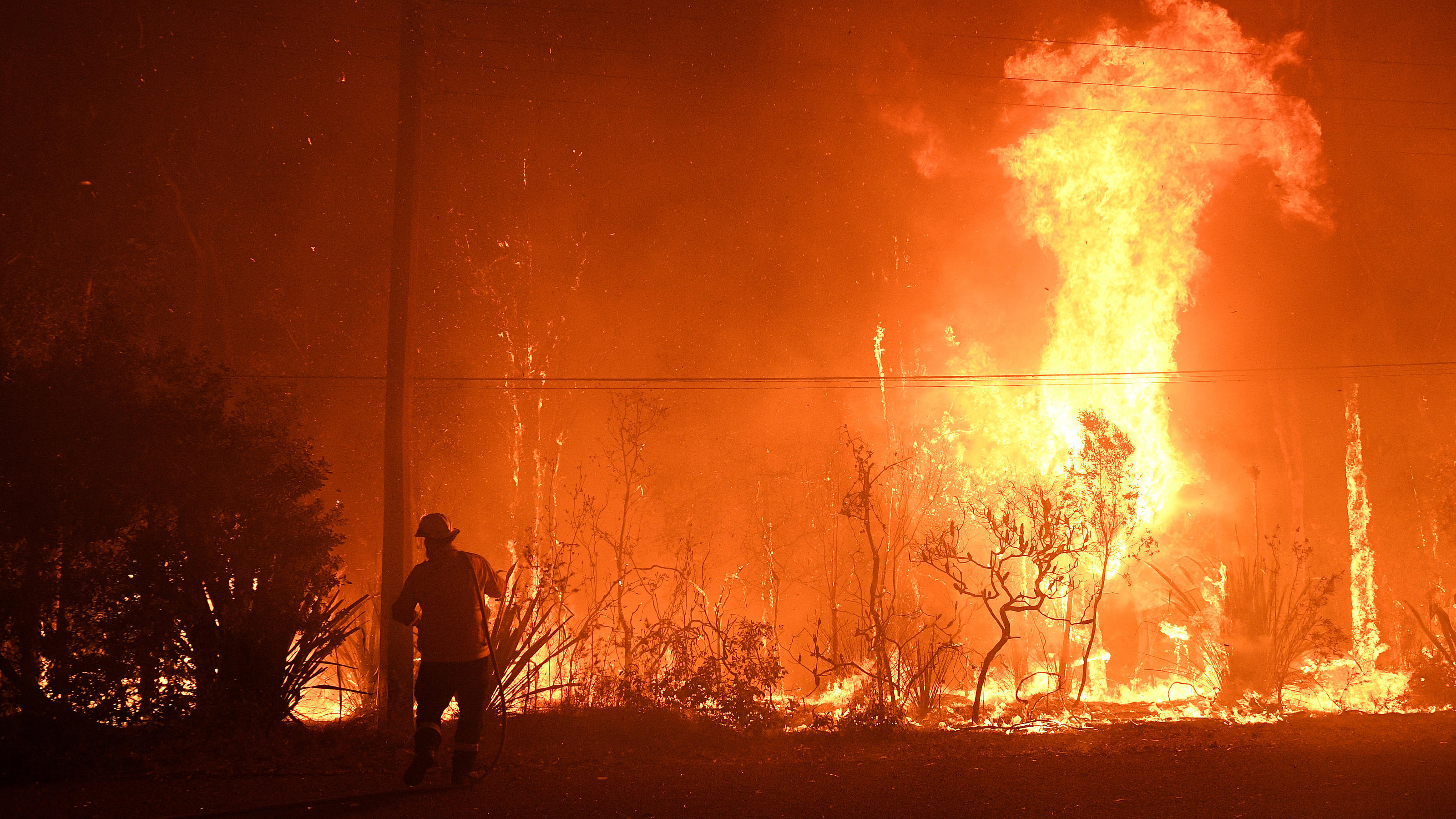  BUSHFIRES NSW, NSW Rural Fire Service crews protect properties on Waratah Road and Kelyknack Road as the Three Mile fire approaches Mangrove Mountain north of Sydney, Thursday, December 5, 2019.  ACHTUNG: NUR REDAKTIONELLE NUTZUNG, KEINE ARCHIVIERUN