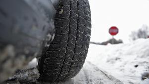 08.02.2015, Winterreifen im Winter, Winterreifenpflicht - zusammengepresster Schnee im Profil eines Winterreifens auf einem 3er BMW im Unterallgäu. 08.02.2015, WInterrreifen 08.02.2015, WInterrreifen