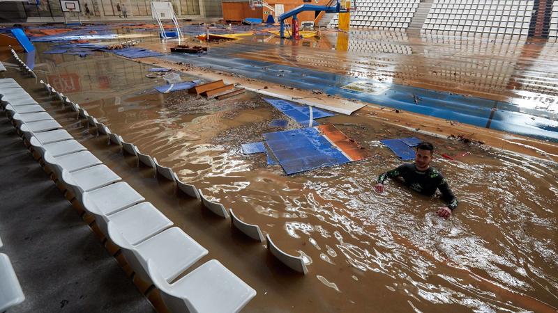 News Bilder des Tages A man works on the recovery works inside a sports complex affected by overflow of the Ter river in Girona, Spain, 23 January 2020, after three days of heavy rain due to storm Gloria. Storm Gloria aftermath ACHTUNG: NUR REDAKTION