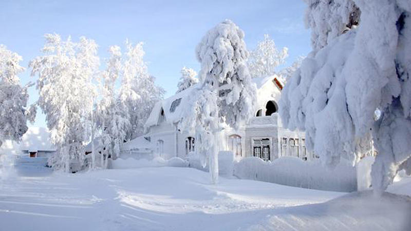 Ein Bild aus dem sibirischen Winter: Viel Schnee unter blauem Himmel bei eisigen Temperaturen.