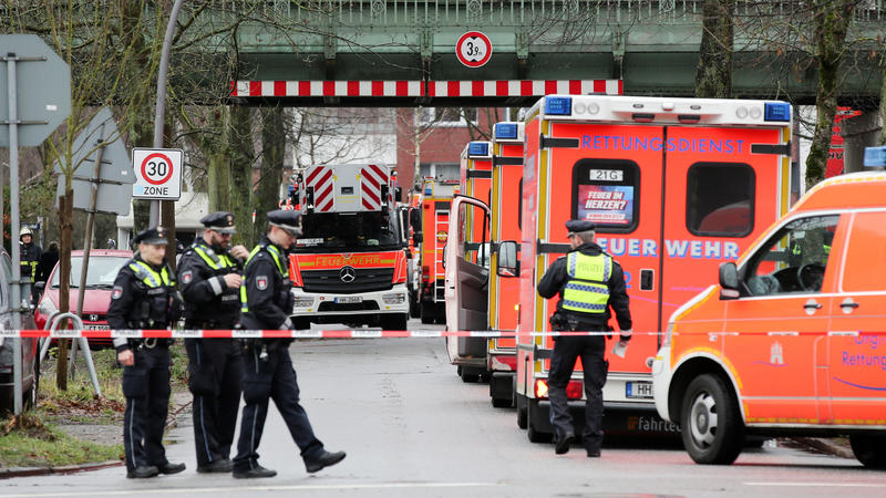 30.01.2020, Hamburg: Einsatzkräfte von Polizei und Feuerwehr sind nach einem Unfall mit einer U-Bahn in einem abgesperrten Bereich im Einsatz. Beim Zusammenprall einer U-Bahn mit einem umgestürzten Baum sind am Donnerstag in Hamburg vier Menschen ver