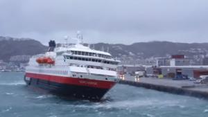 Orkanböen erfassten die MS Nordnorge im norwegischen Hafen von Bodø und pressten sie Richtung Kaimauer. Der Kapitän mocht es aber lieber auf die sanfte Tour.
