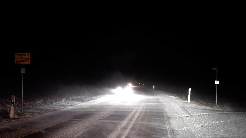 Neuschnee und viel Wind sorgen auf diesem Bild für Schneeverwehungen und winterliche Straßenverhältnisse. Diese könnten sich mit der Umstellung der Wetterlage auch an Weihnachten 2020 einstellen.