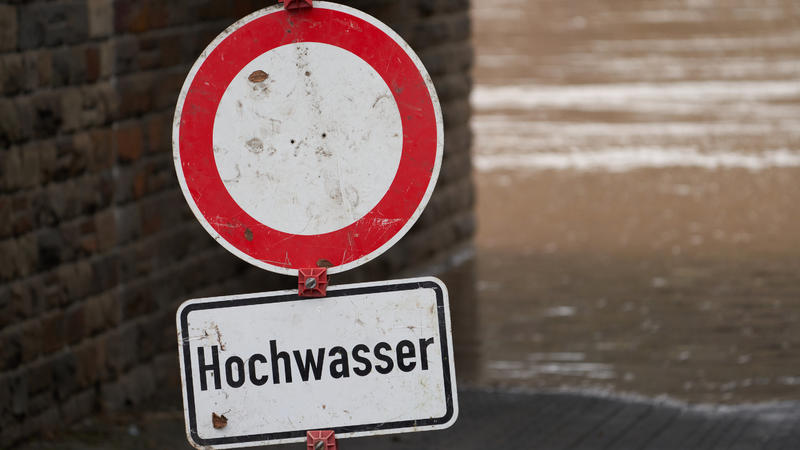 03.02.2020, Kobern-Gondorf: Ein Schild warnt vor einer Unterführung vor dem Moselhochwasser. Nach kräftigen Regenfällen steigen die Pegelstände an der Mosel. Foto: Thomas Frey/dpa +++ dpa-Bildfunk +++