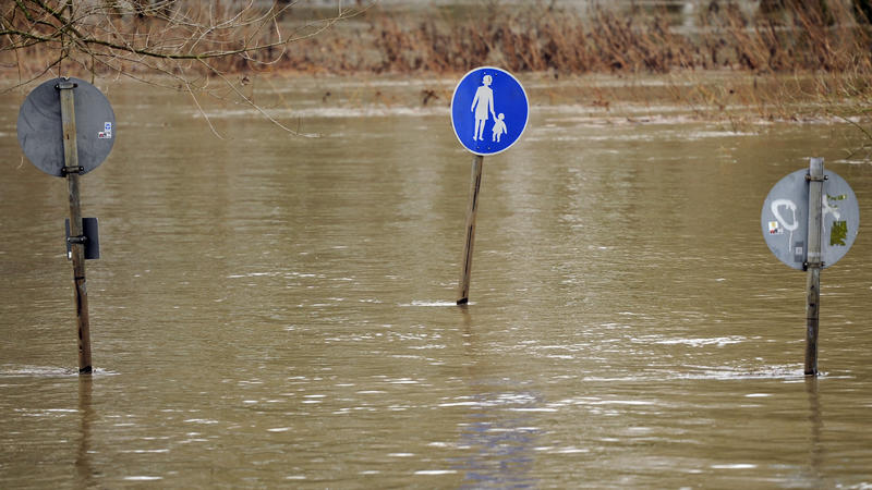 Verkehrsschilder stehen am 19.12.2012 auf einem überschwemmten Weg in Köln (Nordrhein-Westfalen). Die Stadt Köln stellt sich auf ein stärkeres Rhein-Hochwasser ein. Bei einem Pegel von rund 6,77 Metern standen am 19.12.2012 nach Angaben der Hochwasse