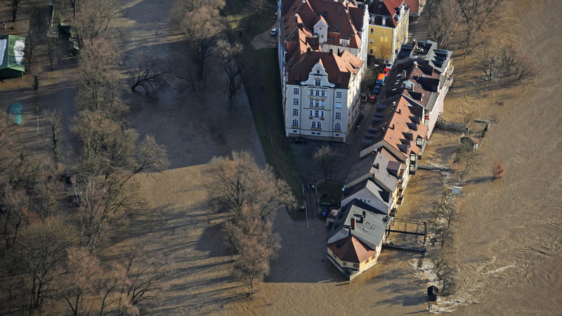 Die Luftaufnahme vom Samstag (15.01.2011) zeigt Teile der von der Donau überfluteten Altstadt in Regensburg (Oberpfalz). Die Hochwasserlage in der Stadt hat sich weniger dramatisch entwickelt als erwartet. Pro Stunde stieg das Wasser nur noch um drei