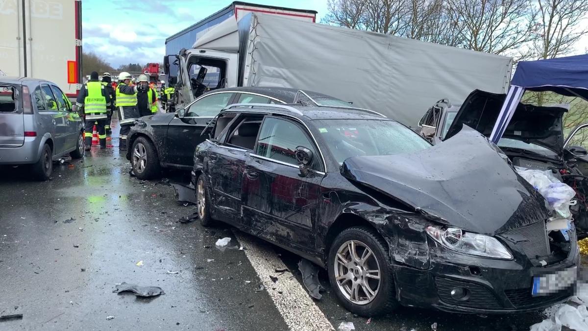 Unfall A6 bei Nürnberg: Massenkarambolage im dichten ...