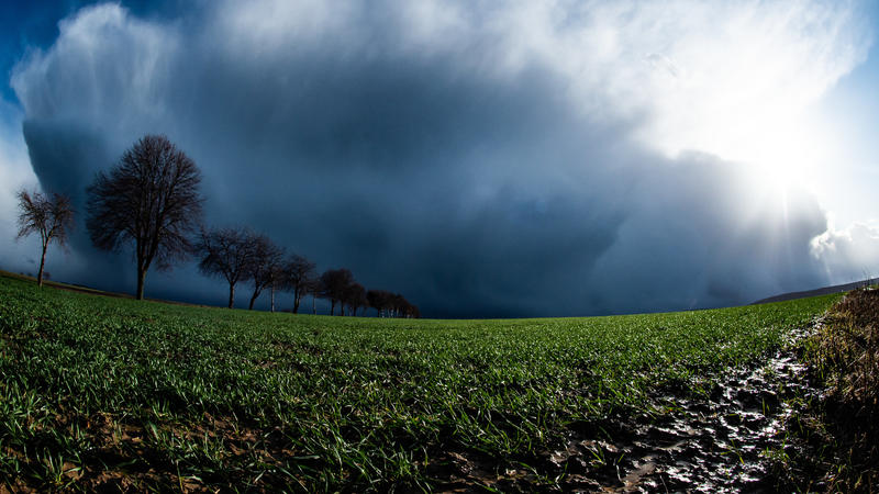 10.02.2020, Niedersachsen, Seeburg: Regenwolken ziehen über ein Feld bei Seeburg im Landkreis Göttingen. Auswirkungen vom Sturmtief "Sabrina" sind in Südniedersachsen noch zu spüren. Foto: Swen Pförtner/dpa +++ dpa-Bildfunk +++