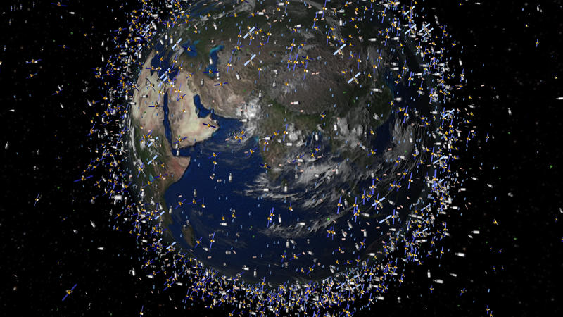 Die Zeichnung zeigt Weltraumschrott in der Erdumlaufbahn im sogenannten Low Earth Orbit (LEO), der bis 2000 Kilometer über der Erdoberfläche reicht (Blick über die Äquatorregion). Satelliten für Telekommunikation, Navigation und Wettervorhersage sind
