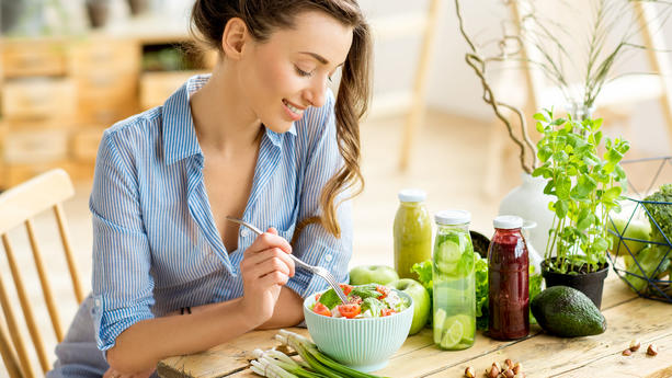 Nicht einmal jeder Zweite ernährt sich laut einer Studie gesund und ausgewogen. Wir geben einige praktische Tipps, wie eine Ernährungsumstellung klappt.