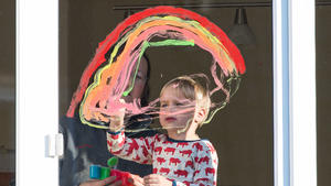 Kinder malen Regenbogen gegen Corona