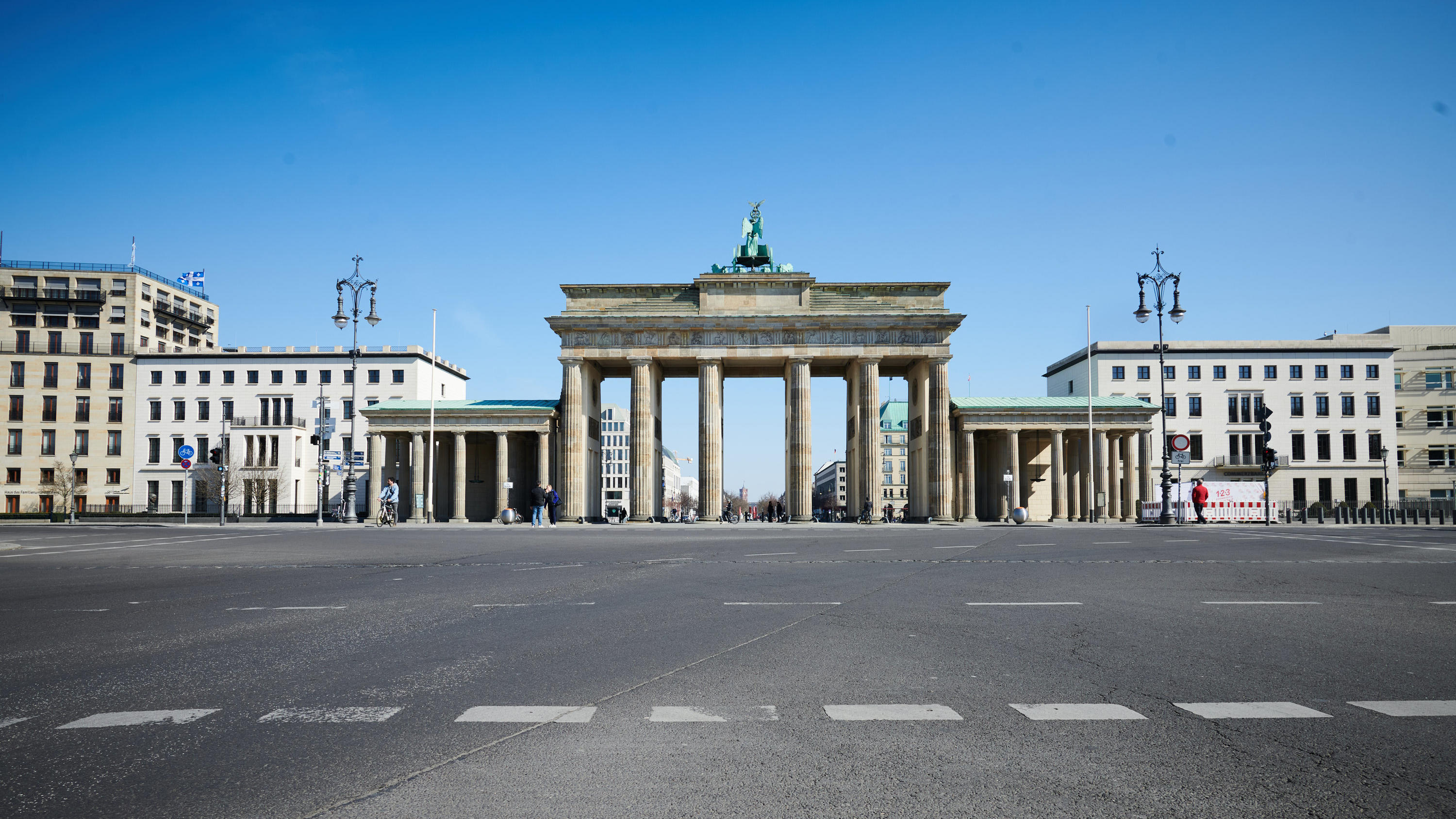 25.03.2020, Berlin: Selbst zur Hauptverkehrszeit ist die Ebertstraße vor dem Brandenburger Tor leer. Foto: Annette Riedl/dpa +++ dpa-Bildfunk +++