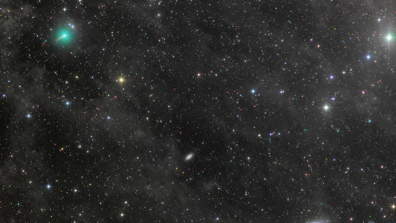 Der Komet C2019/Y4 oder auch Atlas links oben im Bild mit seiner türkisfarbenen Aura hat seine Helligkeit drastisch verstärkt.
