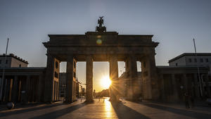 01.04.2020, Berlin: Die Sonne geht hinter dem Brandenburger Tor auf. Foto: Paul Zinken/dpa-zb-Zentralbild/dpa +++ dpa-Bildfunk +++