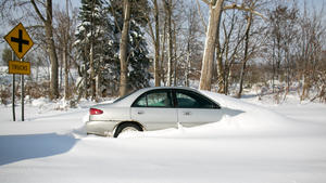 An abandoned car was partially buried in a roadside ditch in Lancaster, New York, USA on Wednesday, November 19, 2014. Up to six feet of snow fell on the region Tuesday, stranding dozens of motorists on roadways and causing deaths. Photo by Mike Bradley/dpa (zu dpa "Wintereinbruch in den USA - Mehrere Tote bei Schneestürmen" vom 19.11.2014) +++(c) dpa - Bildfunk+++