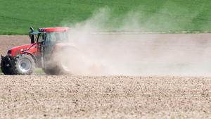 20.04.2020, Niedersachsen, Sehnde: Ein Landwirt eggt mit einem Traktor ein staubtrockenes Feld in der Region Hannover. (zu dpa April könnte einer der trockensten seit Aufzeichnungsbeginn sein) Foto: Julian Stratenschulte/dpa +++ dpa-Bildfunk +++