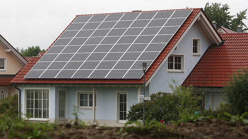 ARCHIV - Ein mit Solarzellen ausgerüstetes Einfamilienhaus in Ungershausen (Schwaben) aufgenommen am Donnerstag (28.07.2011). Die deutsche Solarindustrie sieht die geplanten Förderkürzungen als Frontalangriff gegen die Energiewende. «Was hier geplant