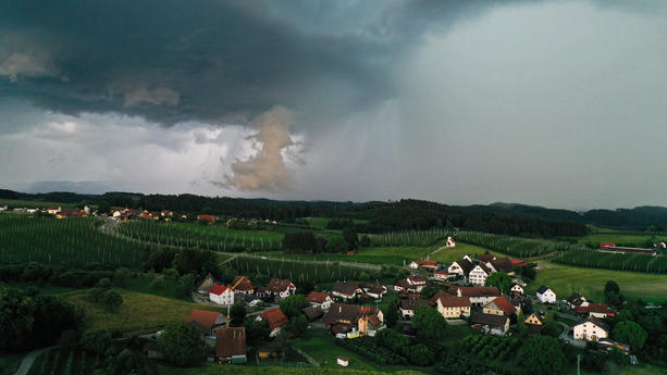 Deutschlandweit ist es heute wechselnd bewölkt mit lokalen Regenschauern. Der Schwerpunkt liegt am Nachmittag auch in den zentralen Mittelgebirgen und im Südosten. Örtlich sind auch kurze Gewitter möglich. 