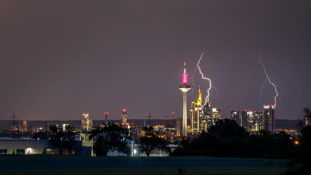 Gewitter in Hessen 13.06.2020, Oberursel Hessen: Blitze eines Gewitters sind am späten Abend am Himmel über der Frankfurter Skyline zu sehen. Schwere Gewitter sind in der Nacht über Teile von Hessen gezogen. Recrop, Oberursel Deutschland *** Thunderstorms in Hesse 13 06 2020, Oberursel Hesse Lightning of a thunderstorm can be seen in the late evening in the sky above the Frankfurt skyline Heavy thunderstorms have moved over parts of Hesse at night Recrop , Oberursel Germany