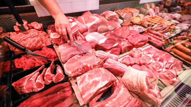 Schweinefleisch und Rindfleisch liegen in einer Fleischtheke in einem Supermarkt. 