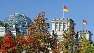 Nur wenige Tage vor dem kalendarischen Herbstanfang ist am Montag (17.09.2007) der Kanadische Spitzahorn vor dem Reichstag in Berlin der kommenden Jahreszeit entsprechend eingefärbt. Die milde Sonne lässt den Blattschmuck der Bäume förmlich strahlen. Foto: Soeren Stache dpa/lbn +++(c) dpa - Bildfunk+++