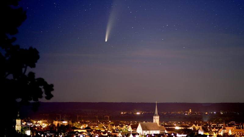 13.07.2020, Unterallgäu Bayern, Der Komet Neowise zieht derzeit seine Bahnen auch am Unterallgäuer Nachthimmel. Hier eine Aufnahme über Mindelheim, in nördlicher Richtung, mittels Langzeitbelichtung. Korrekte Bezeichnung: Komet C/2020 F3, unten ist d