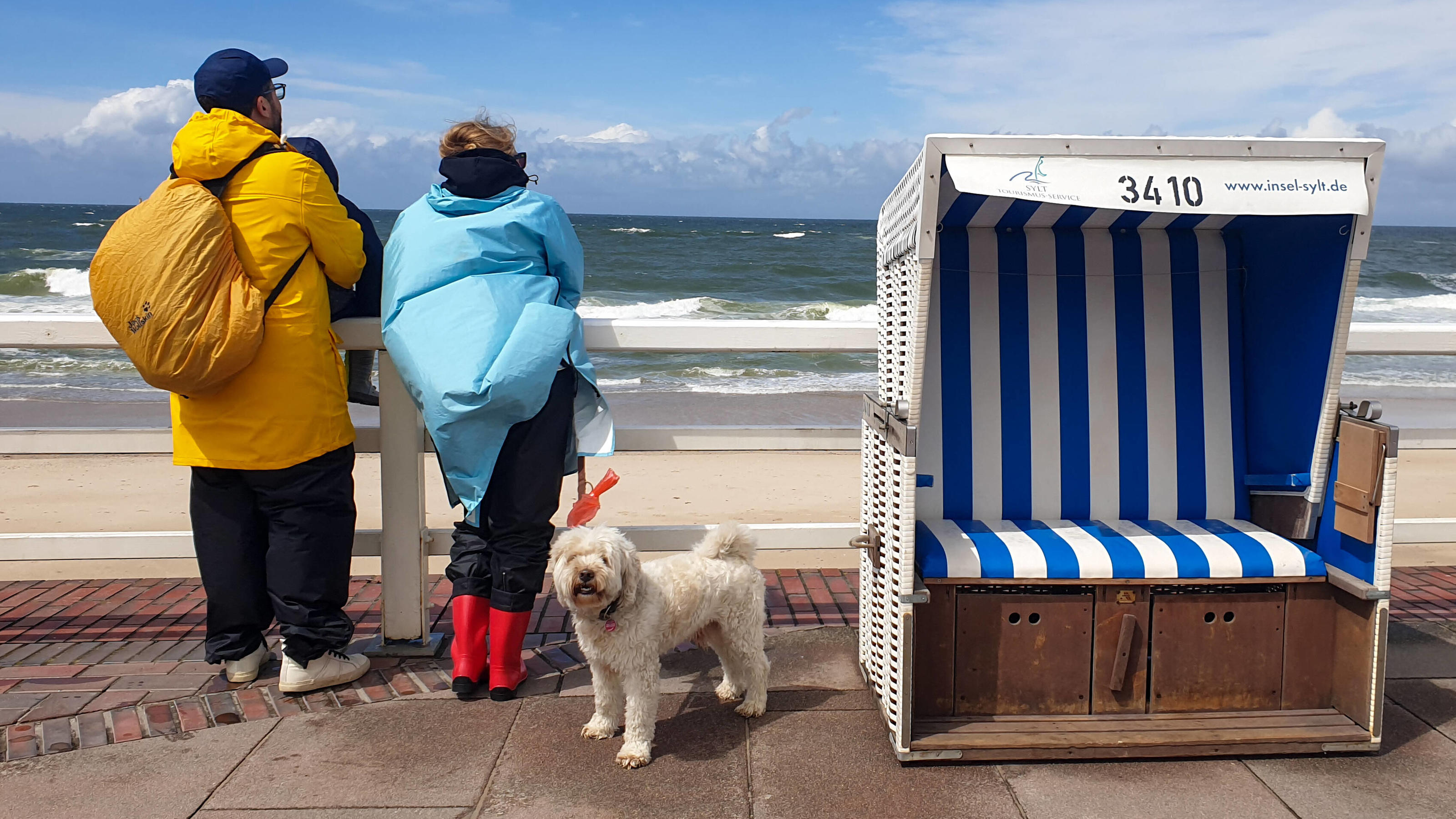 Strandaussicht in Regenbekleidung in Westerland auf der Insel Sylt an der Nordsee.