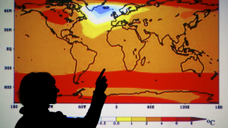 ARCHIV - Eine Mitarbeiterin des Instituts für Klimaforschung (PIK) in Potsdam erläutert an einer Computersimulation das Szenario der globalen Erwärmung zwischen den Jahren 1900 und 3000 (Archivfoto vom 25.01.2005). Der Klimarat der Vereinten Nationen
