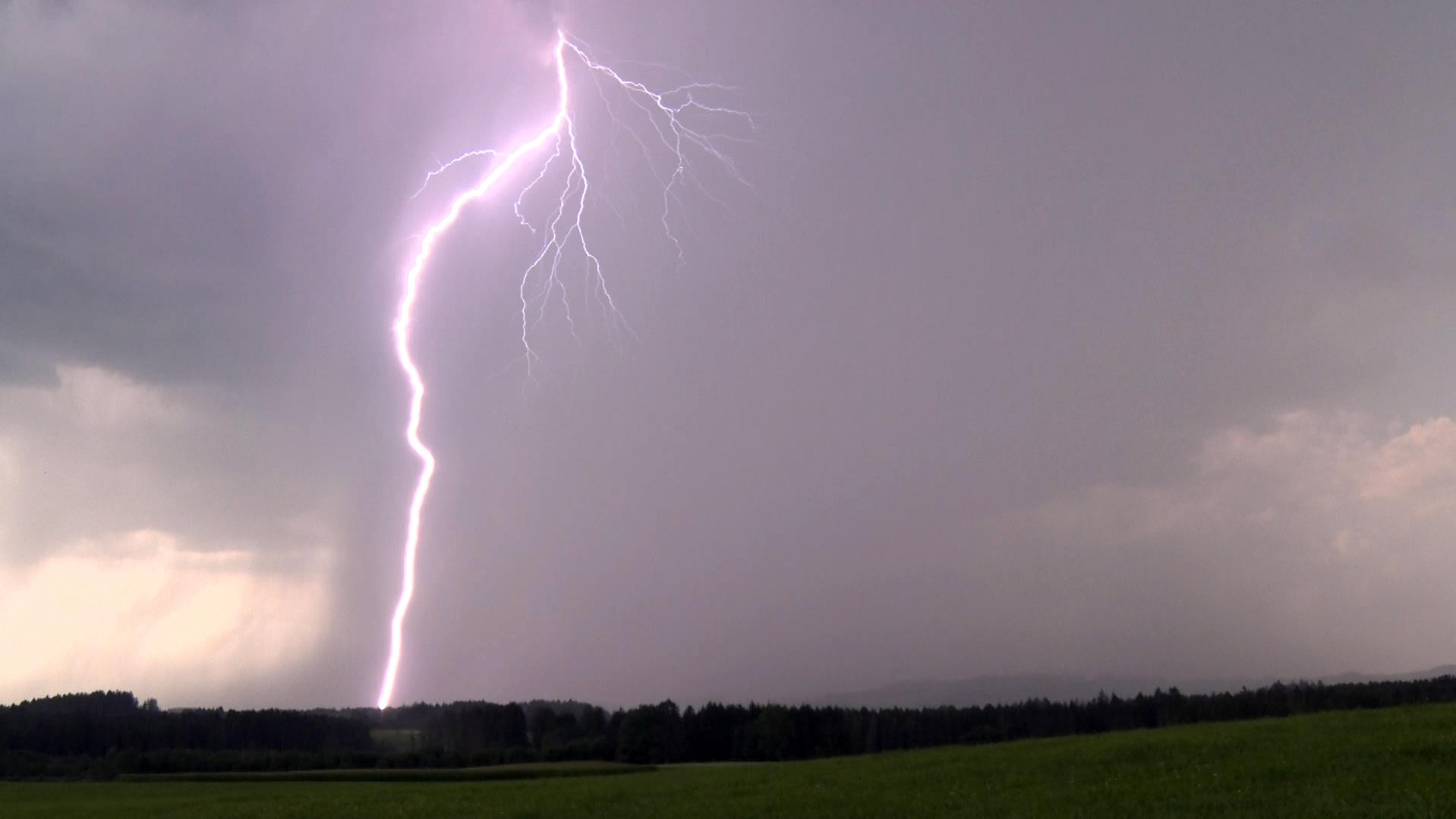 Baden-Württemberg, Kißlegg: Ein Blitz erhellt den Himmel (Standbild aus einem Video). Nach der Hitze der vergangenen Tage macht der Sommer in Baden-Württemberg eine kurze Pause. Foto: Bernd März/dpa +++ dpa-Bildfunk +++