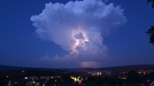 Eine Gewitterwolke schwebt am Abend des 19.06.2013 über Melsungen (Hessen). Foto: Fabian Stoffers/dpa +++(c) dpa - Bildfunk+++