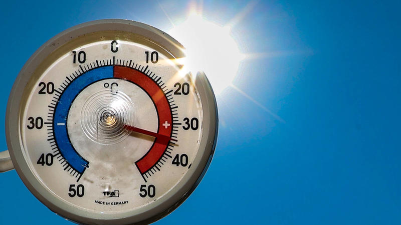  Symbolfoto, Hitze, Hitzewelle, Thermometer, Sonne, blauer Himmel, Temperaturen über 30 Grad.