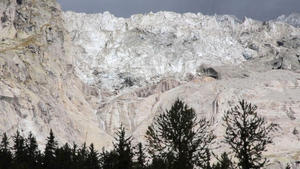 06.08.2020, Italien, Courmayeur: Der Planpincieux-Gletscher unterhalb des Mont Blanc bedrohte gut ein Dutzend Einheimische und rund 50 Touristen. Diese wurden daher von Carabinieri und anderen Einsatzkräften in Sicherheit gebracht. Die Straße in das kleine Tal wurde vorübergehend gesperrt. Foto: Stefano Bertolino/LaPresse/dpa +++ dpa-Bildfunk +++